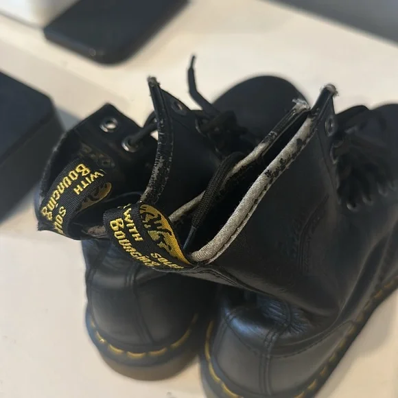 Dr. Martens youth boots softy T leather up size 5 medium black laced up